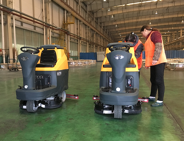 铭创M70驾驶式洗地机服务于仓库