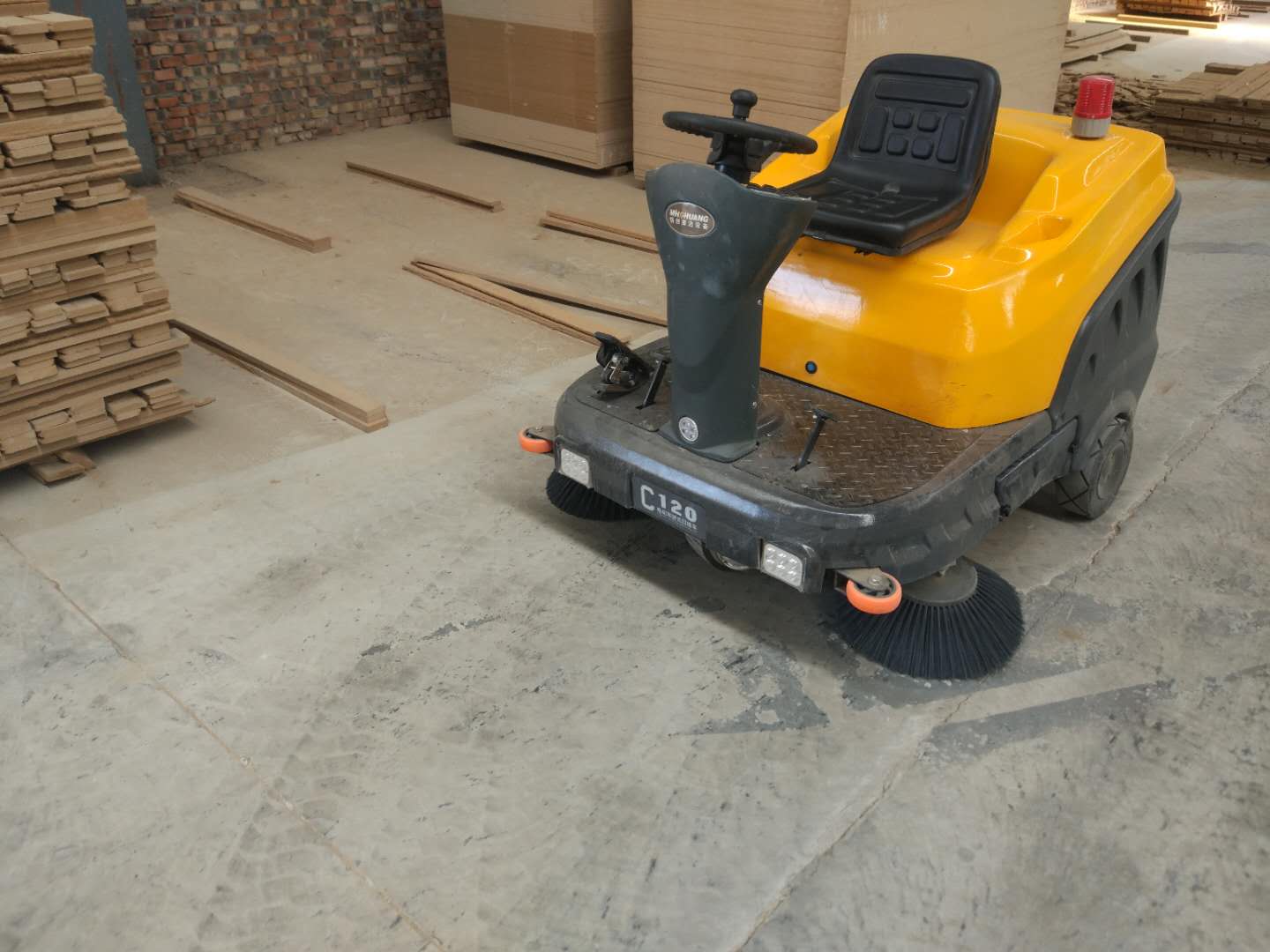 铭创C120电动驾驶式扫地车服务于仓库