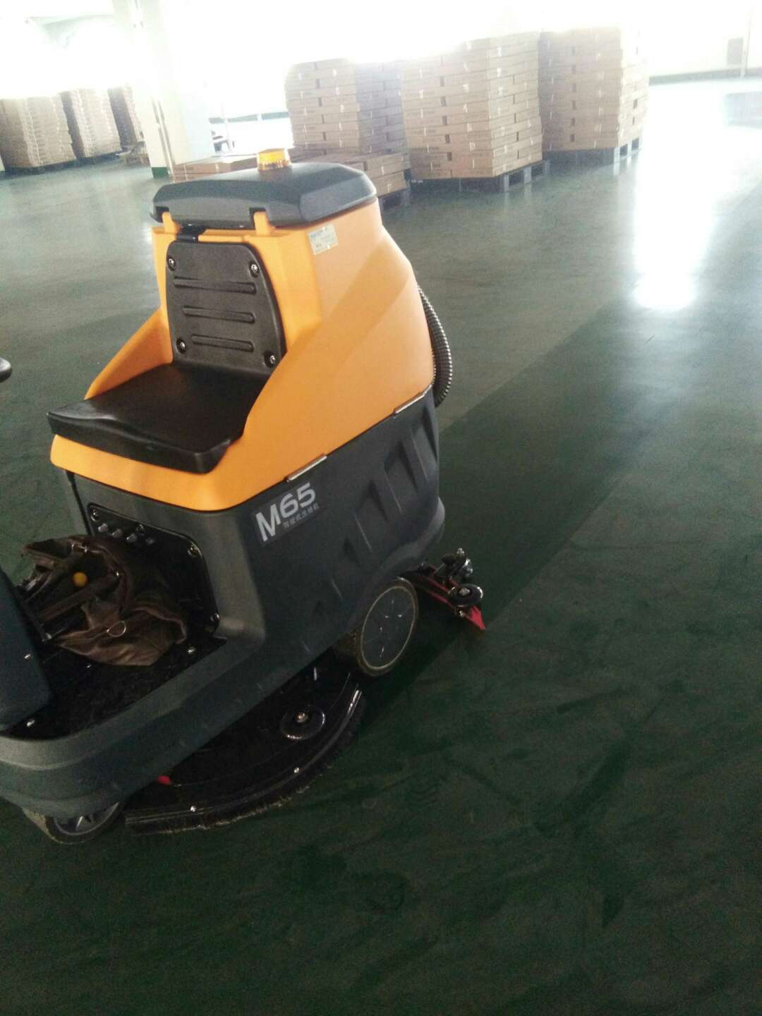 铭创M65电动驾驶式洗地机服务于仓库