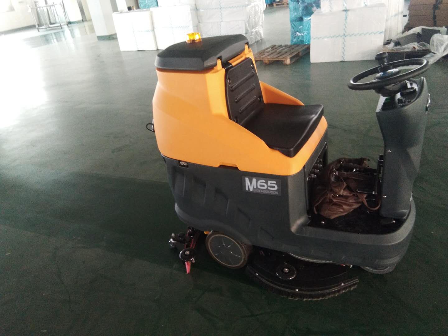 Mingchuang M65 electric driving type floor washer serves the factory warehouse