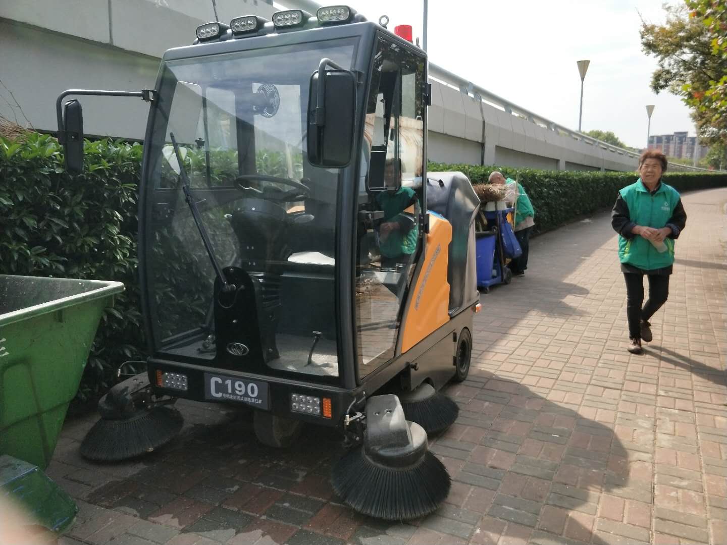 Minchuang C190 electric fully enclosed sweeper service in sanitation