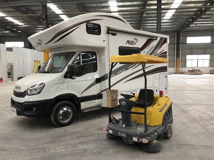 铭创C120驾驶式扫地车服务于仓库