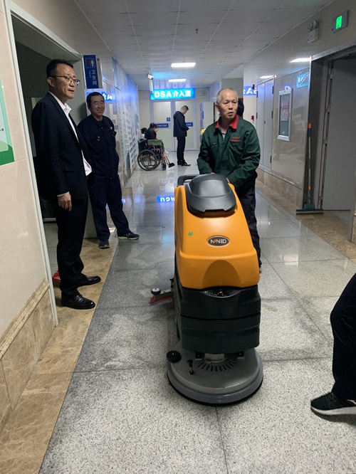 南博M55手推式洗地机服务于威海某医院