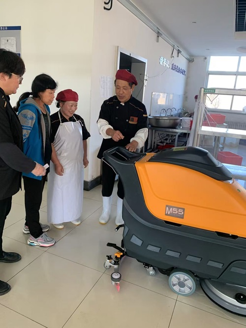 南博M55手推式洗地机服务于威海某公司