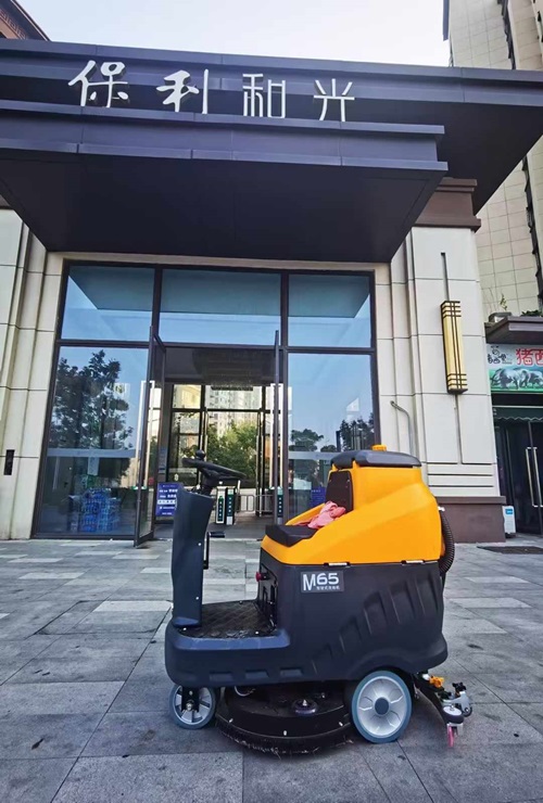 南博M65驾驶式洗地机服务于南昌某小区